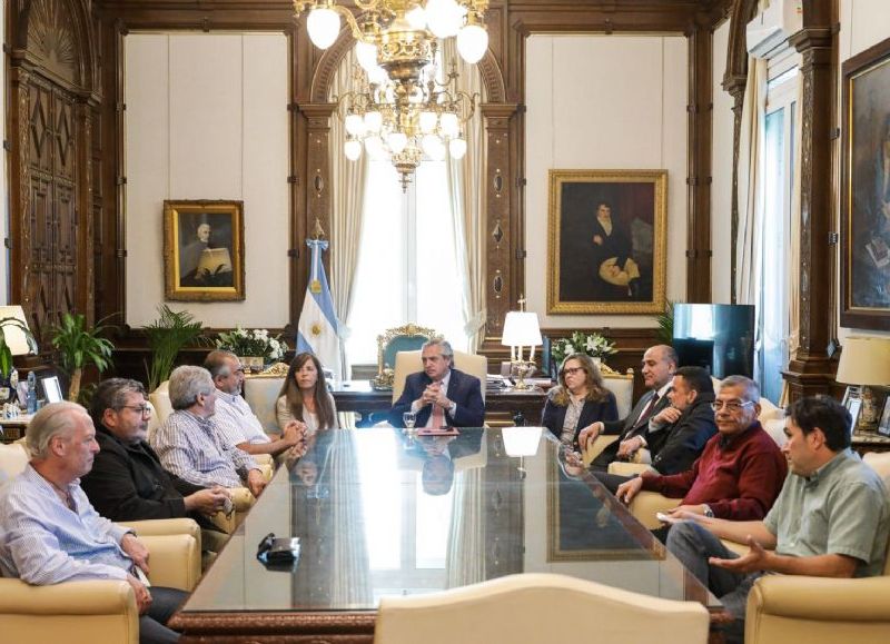 El presidente Alberto Fernández mantuvo en su despacho de Casa Rosada una reunión de trabajo con representantes de sindicatos nucleados en la CGT y de movimientos sociales.