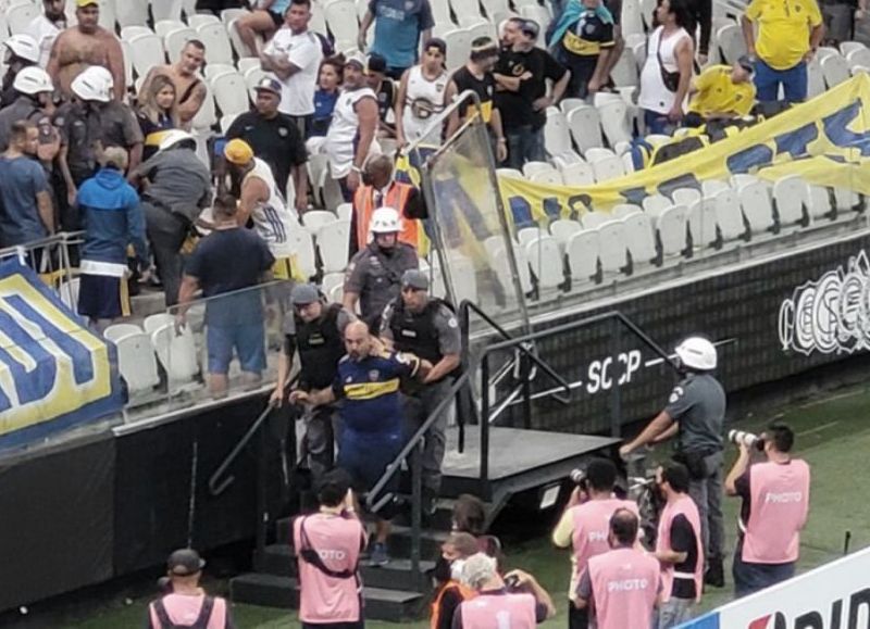 Tres hinchas de Boca Juniors quedaron detenidos anoche en la comisaría del estadio Neo Química Arena, de Corinthians.