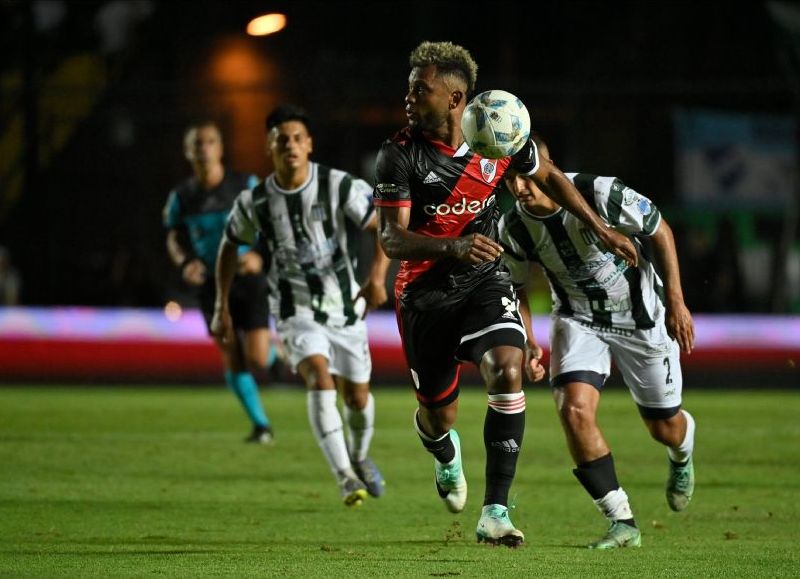 El Millonario goleó por 3-0 en Santa Fe con tantos Borja y los pibes Mastantuono y Ruberto; Armani le tapó un penal a Barrios que podría haber sido el empate.