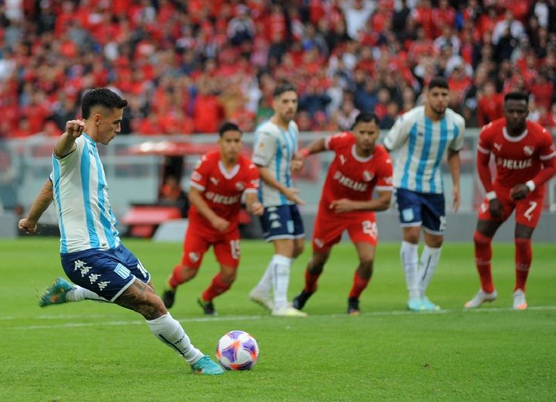 El Rojo se había puesto en ventaja con gol de Martín Cauteruccio, pero el árbitro Yael Falcón Pérez sancionó un polémico penal a favor de la Academia que Matías Rojas cambió por gol.