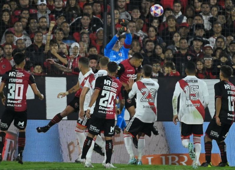 En un partido trabado y de ida y vuelta en Rosario, el Millonario lo ganó agónicamente gracias a Solari y le sacó seis puntos a San Lorenzo.