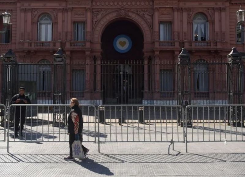 Fuentes policiales le indicaron a los medios de comunicación que la medida se dispuso “como prevención” ante la posibilidad de que se produzcan incidentes frente a Balcarce 50.