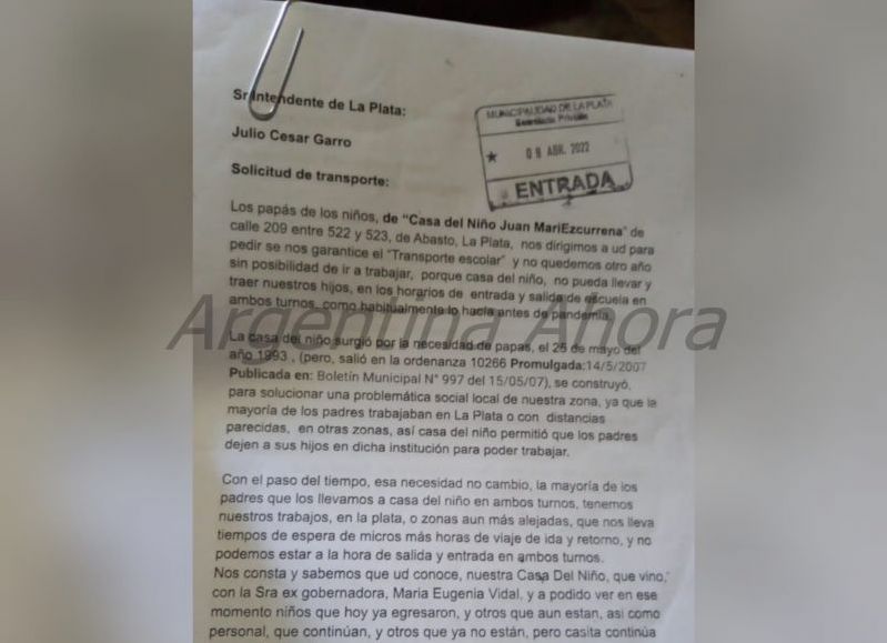 Padres y madres de familias de bajos recursos denuncian que la Municipalidad de La Plata todavía no puso en funcionamiento el sistema de transporte escolar de la Casita del Niño. (Foto: Argentina Ahora)