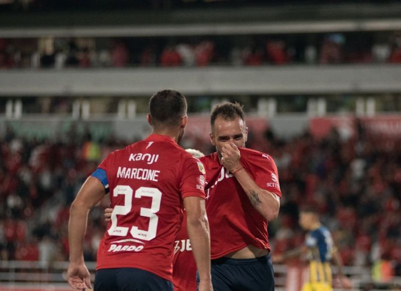 Por la quinta jornada de la Copa de la Liga Profesional 2024, el equipo de Carlos Tevez derrotó 1-0 al Canalla en el estadio Libertadores de América-Ricardo Enrique Bochini.