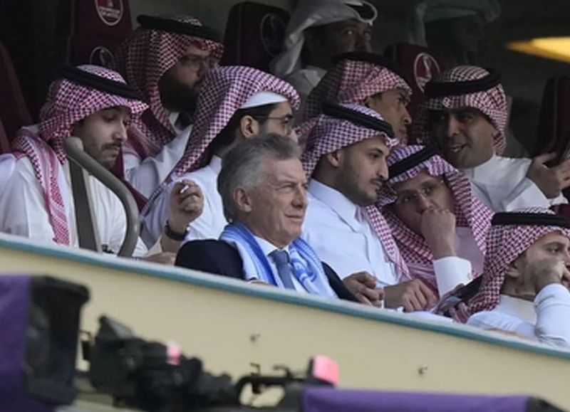 Macri, presidente ejecutivo de la Fundación FIFA y rodeado de jeques sauditas y qataríes, vio el partido desde un palco del estadio Lusail.