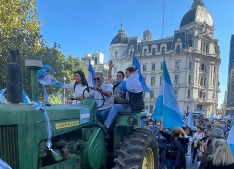 Productores autoconvocados y agrupaciones rurales, con apoyo de dirigentes de Juntos por el Cambio, realizaron una marcha y un acto en Plaza de Mayo en el cual pidieron por una baja de los impuestos y un menor gasto público.