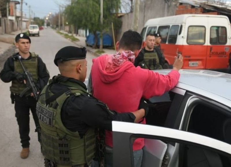 Hubo cuatro detenidos. Se secuestraron armas de fuego, teléfonos celulares, dinero y marihuana.