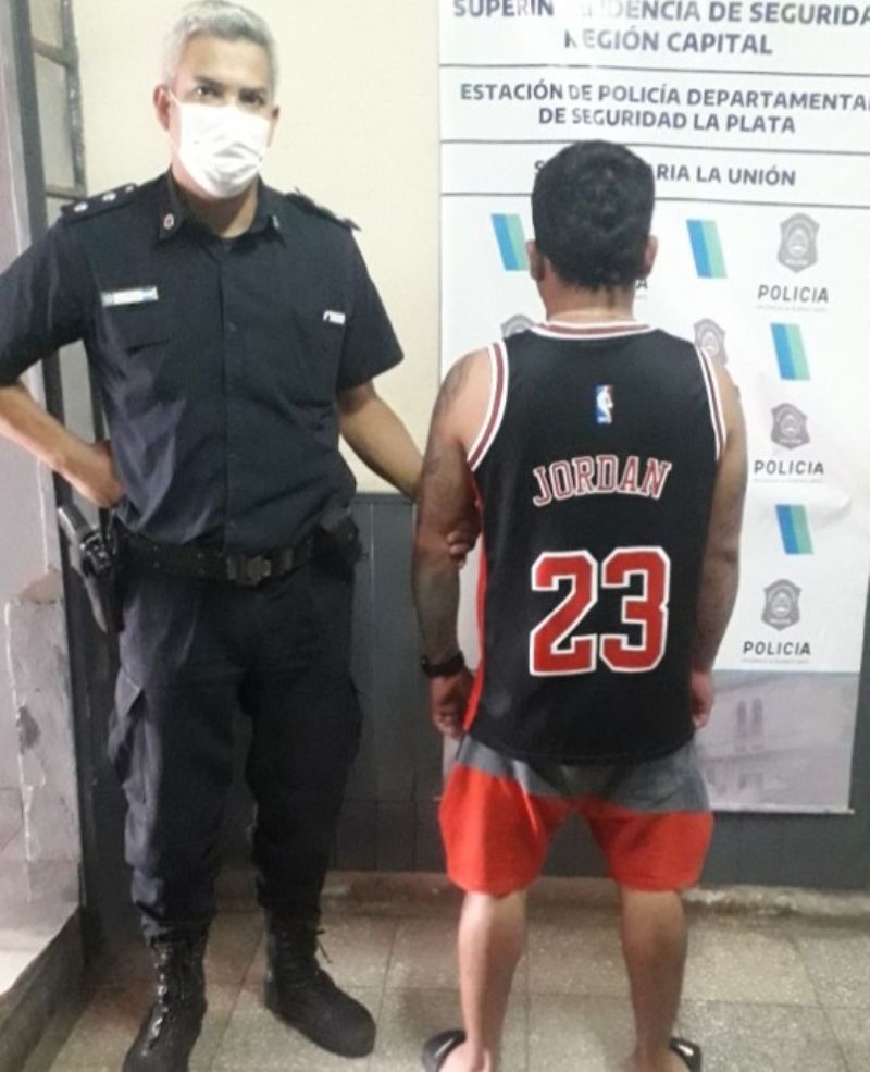 Un joven de 26 años fue detenido en el barrio San Carlos de La Plata. Policías lo identificaron y detectaron que era un prófugo de la justicia.