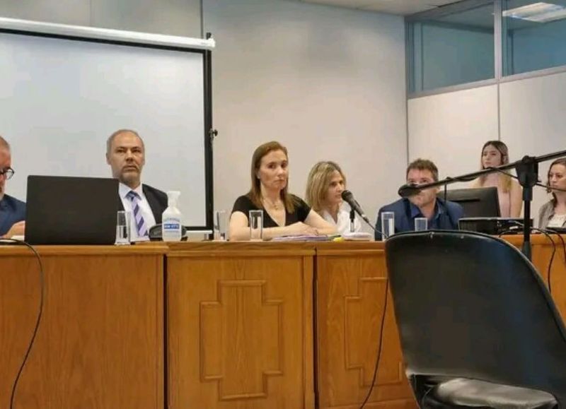 Las acusadas por el homicidio del menor son su madre Magdalena Espósito Valenti, y su pareja, Abigail Páez, presentes en la audiencia con sus defensores oficiales.