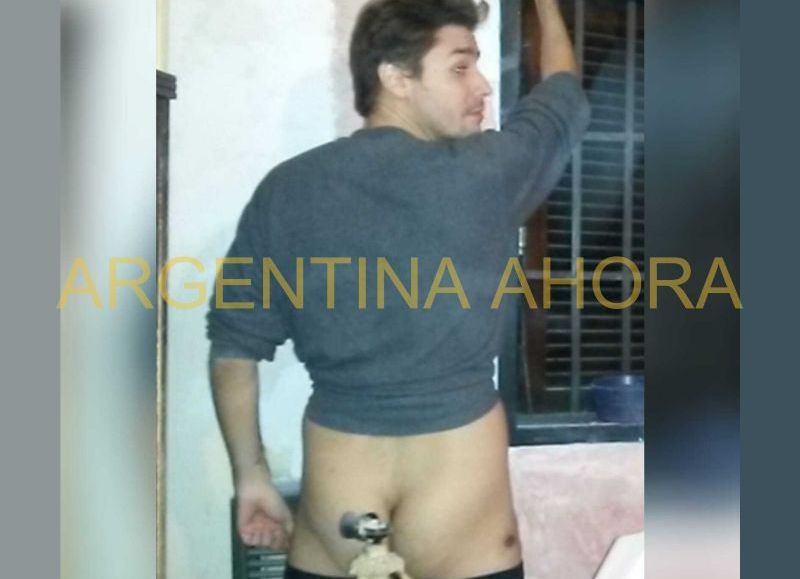 Se filtró una imagen al desnudo del influencer liberal Emmanuel Danann metiéndose cosas en donde no le da el Sol