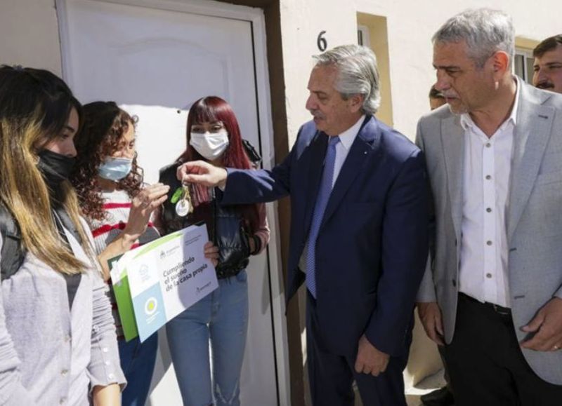 El presidente Alberto Fernández entregó viviendas en el Barrio Azul del partido bonaerense de Avellaneda, dialogó con las 14 familias que a partir del Programa Casa Propia.