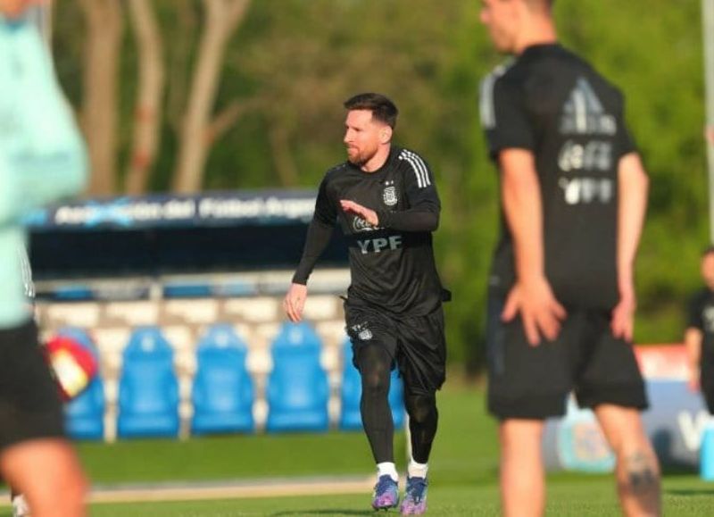 El plantel de Lionel Scaloni retomó los entrenamientos de cara al choque de este jueves en el Monumental.