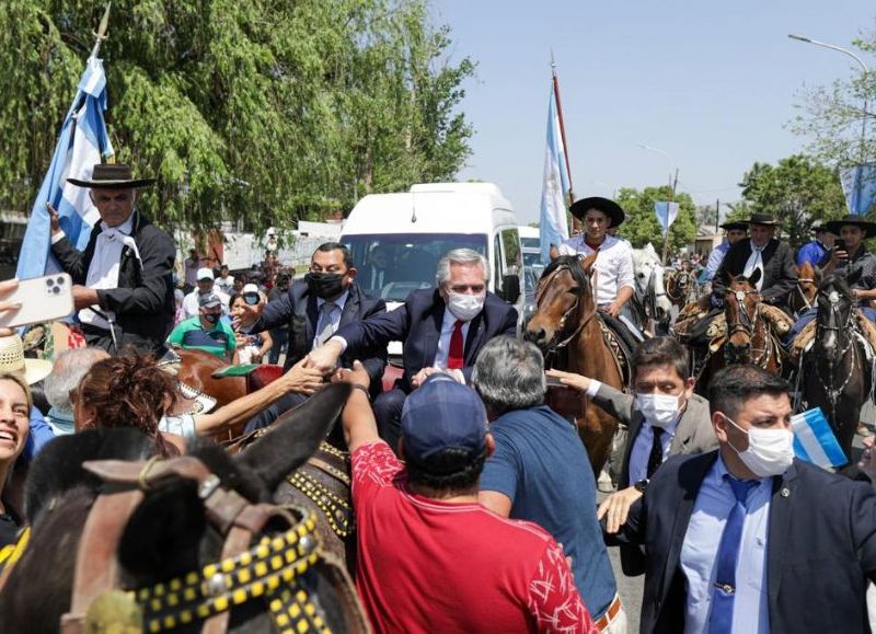 El presidente Alberto Fernández visitó varias localidades en la provincia de Tucumán, donde recorrió una flamante planta de producción de chacinados y salazones en La Cocha.