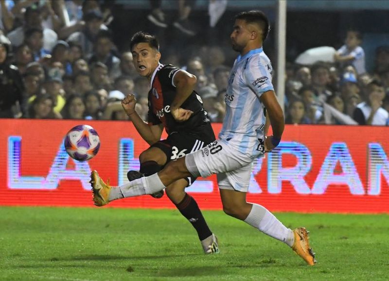 El líder logró un 1-1 trabajoso después de ir perdiendo con polémica con un tanto de Coronel y sufrir la expulsión de Paradela: en el final, logró empatarlo con fortuna con un autogol de Pereyra.