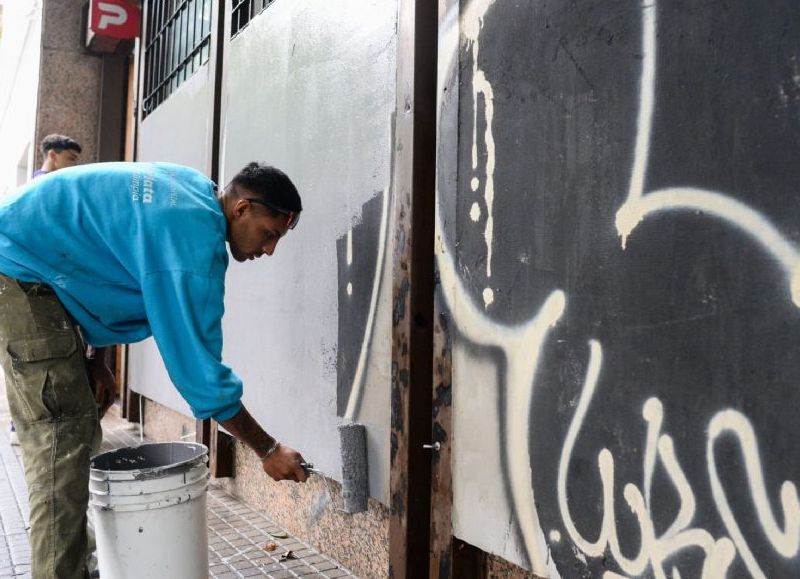 Con más de 5 mil intervenciones desde agosto, el plan "Ciudad Limpia" ya mejoró viviendas, escuelas, plazas, templos y puntos clave de La Plata, en una apuesta integral por la estética y el bienestar urbano.