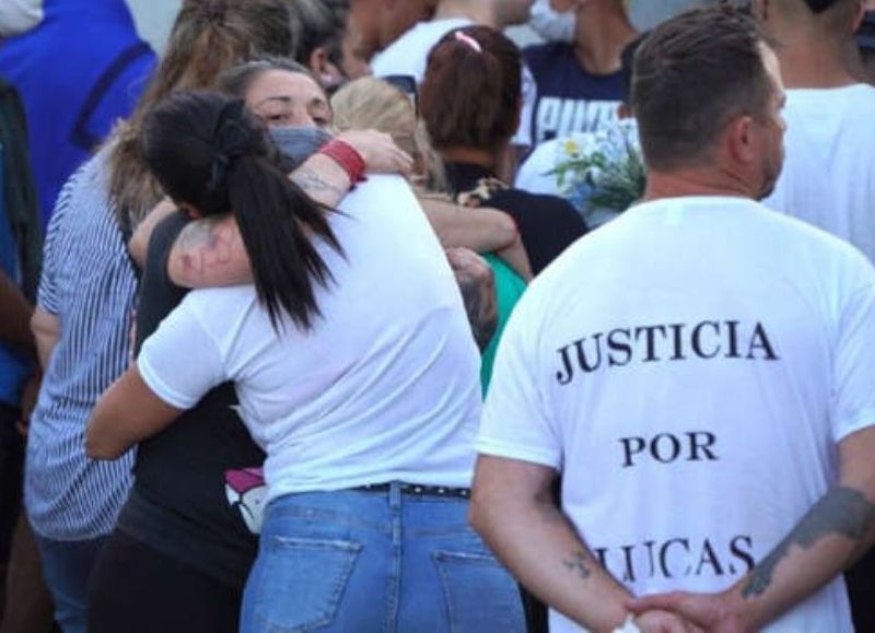 "Una patota de civil, bajo el velo de supuestos policías de la Ciudad". Así describió la fiscalía a los tres efectivos que dispararon hacia cuatro adolescentes de 17 años y mataron a Lucas González.