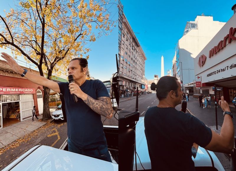 El candidato a legislador porteño Marcelo Peretta, en su caravana.