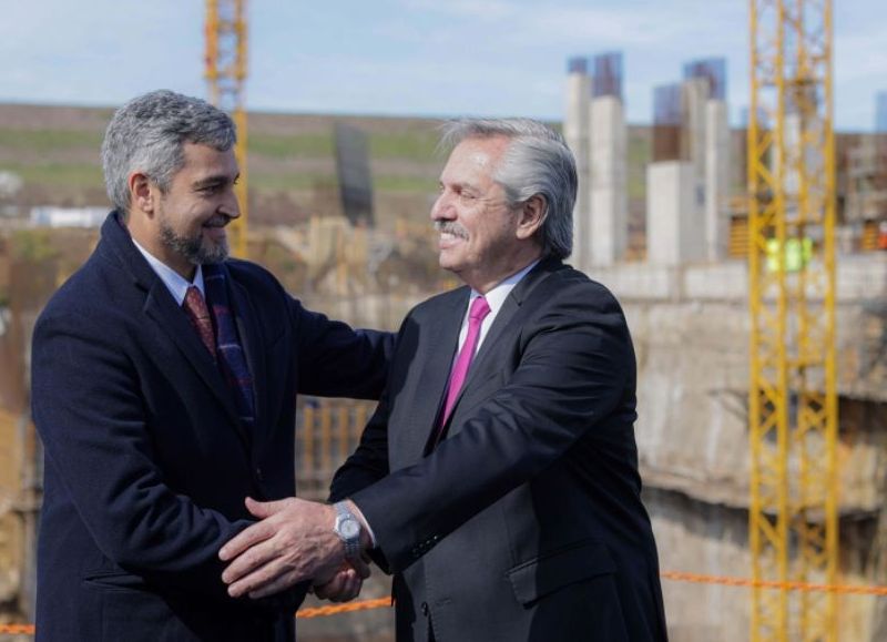 El presidente Alberto Fernández supervisó este lunes en la ciudad paraguaya de Ayolas junto a su par de Paraguay.