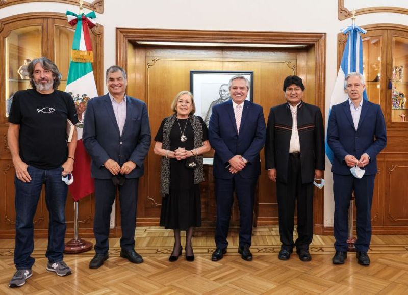 El presidente Alberto Fernández, junto a los ex presidentes de Bolivia y de Ecuador, Evo Morales y Rafael Correa.