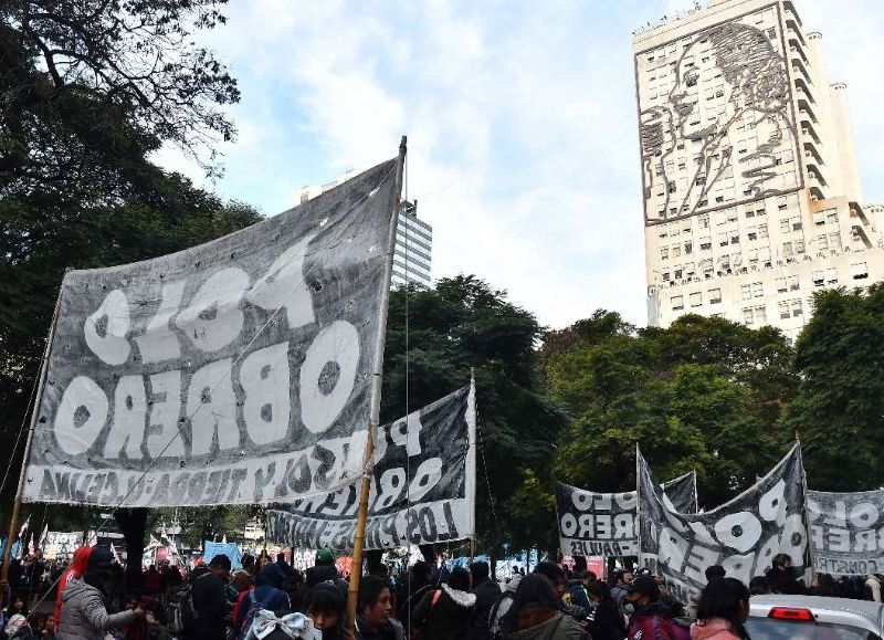 Mientras los vagos planeros de Unidad Piquetera piden más plata para seguir viviendo de arriba a costa del esfuerzo del laburante honesto, el Gobierno decidió enfrentar a las organizaciones.