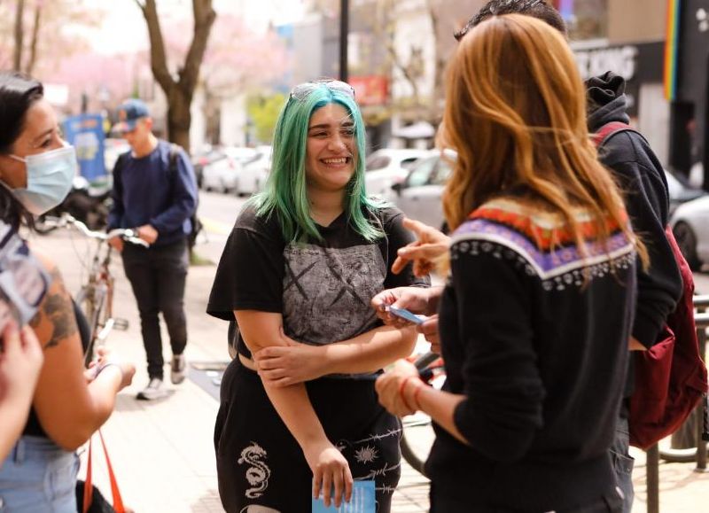 La candidata a diputada nacional en la provincia de Buenos Aires Victoria Tolosa Paz desplegó esta tarde en La Plata una intensa y variada agenda que incluyó una caminata por el centro comercial de calle 12.