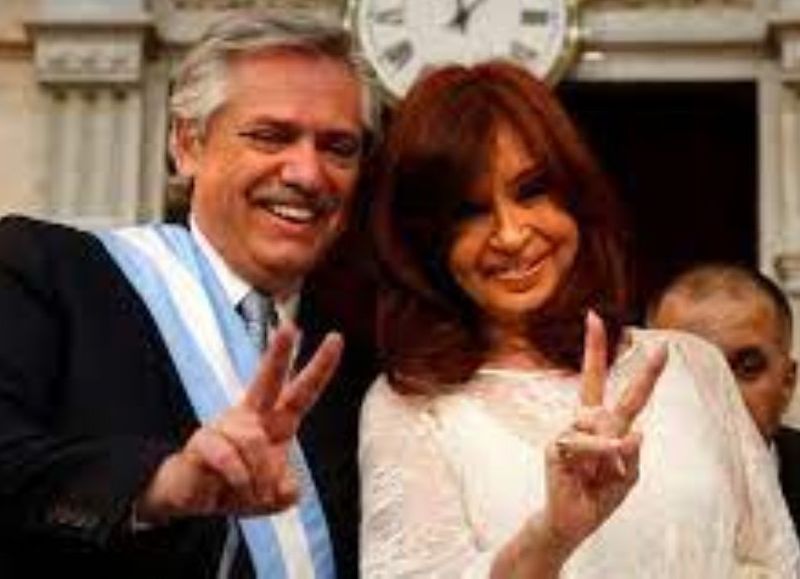 Alberto Fernández, Cristina Fernández de Kirchner, haciendo la V de la victoria, festejando como si Argentina fuese Suecia.