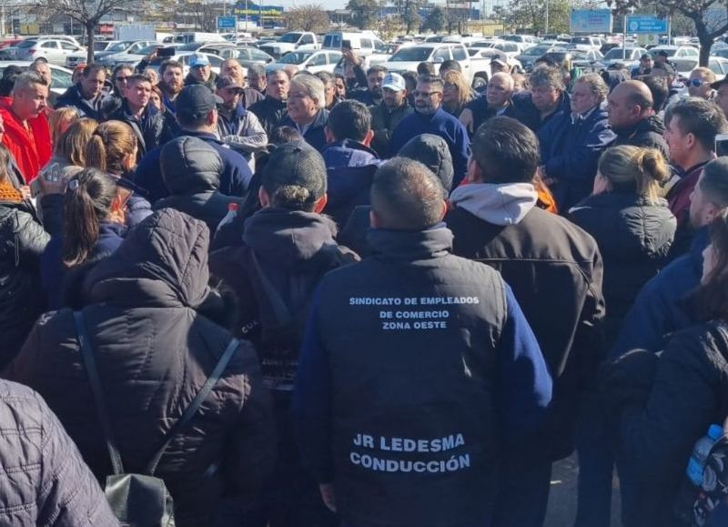 El secretario general Julio Rubén Ledesma hablando con los trabajadores.