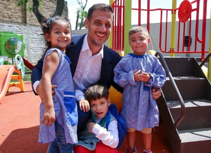 VIDEO | Advierten que la entrega de materiales escolares con sello municipal en Lanús podría funcionar como publicidad