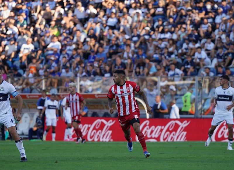 Con goles de Felipe Sánchez y Eric Ramírez, el Lobo que tiene a Leonardo Madelón en la cuerda floja derrotó 2-0 al Guapo por la décima jornada de la Copa de la Liga Profesional.