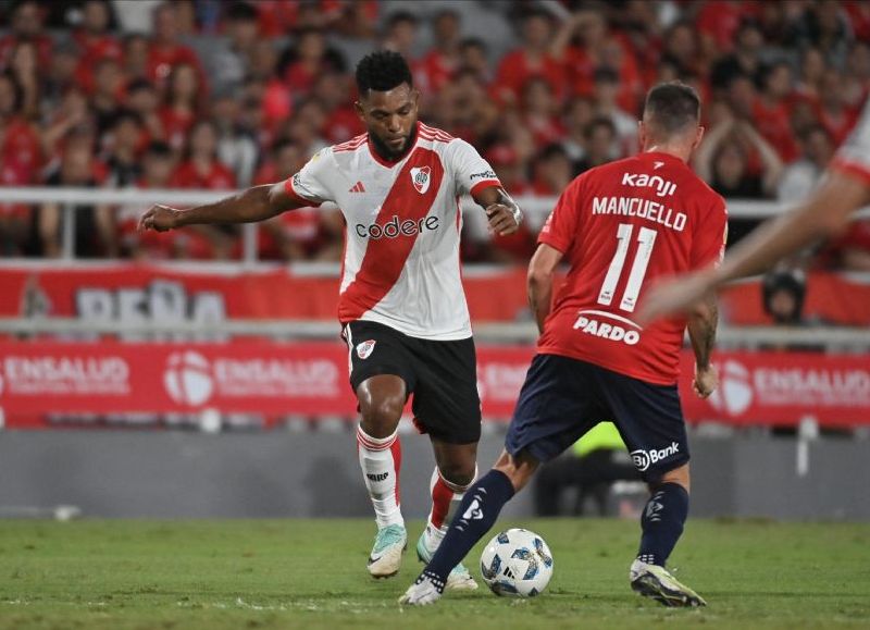 En Avellaneda, el Rojo tuvo momentos de supremacía, pero el Millonario golpeó primero con otro gol de Borja, aunque después empató Ávalos con su primer tanto en el equipo de Tevez.