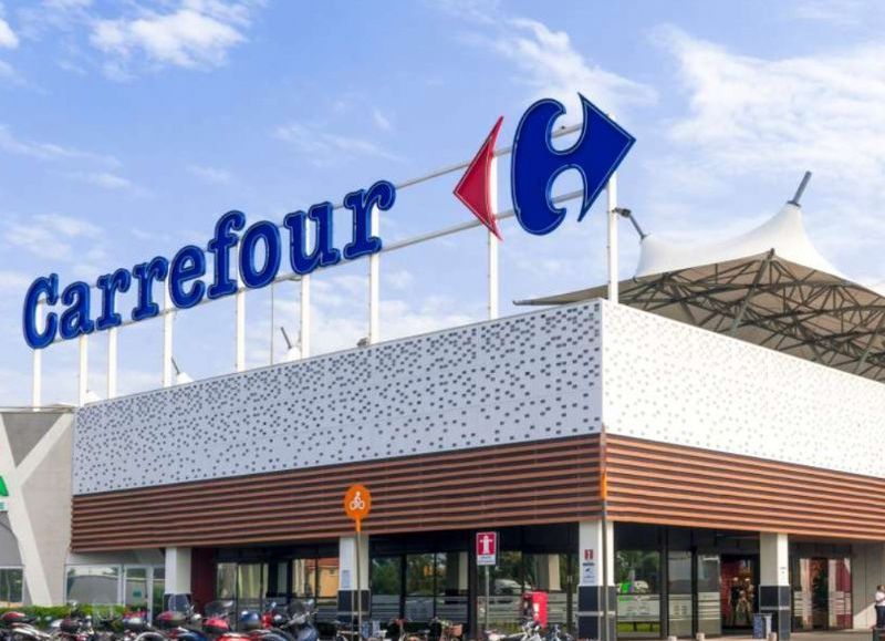 Carrefour enfrenta cuestionamientos tras exigir más de 405.000 de pesos por una tarjeta dada de baja