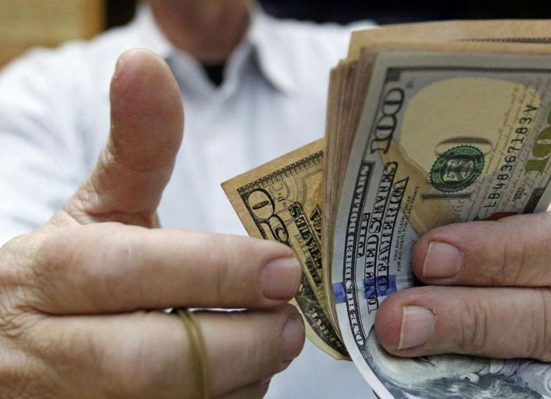 El dólar sin los impuestos subió 24 centavos, llegando a 121,97 pesos para la venta, mientras que en el Banco Nación el billete trepó 50 centavos, a 121,75 pesos.