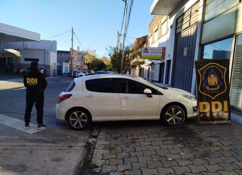 Durante los allanamientos, los efectivos secuestraron un Peugeot 308 blanco.