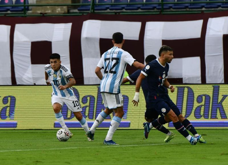 Los de Javier Mascherano igualaron 3-3 en la agonía del partido por la segunda fecha del cuadrangular final en Venezuela. Pablo Solari, Thiago Almada y Federico Redondo, los goleadores.