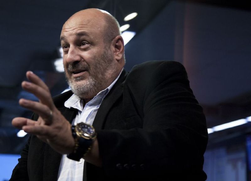 El periodista y dirigente político peronista, Santiago Cúneo, critica duramente al ex secretario de Comercio, Guillermo Moreno, acusándolo de ser un "procesista" y de apoyar a figuras controversiales.


