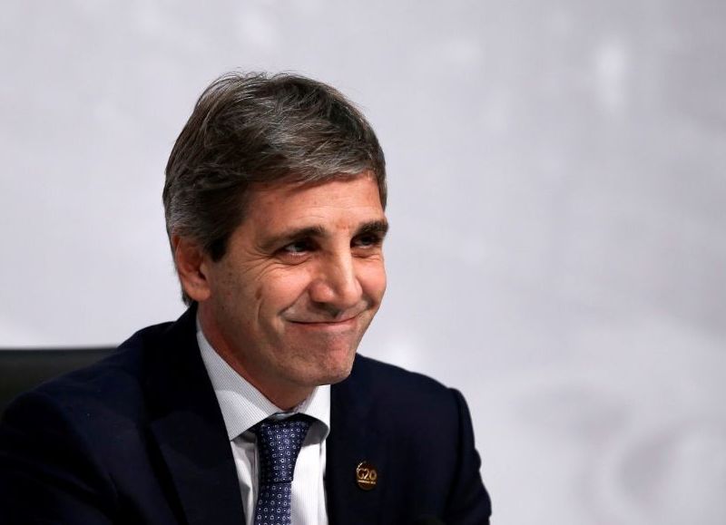 El ministro de Economía, Luis Caputo, anunció la posibilidad de una nueva negociación con el FMI, en medio de un contexto de ajustes que recaen sobre los sectores más sensibles del país.






