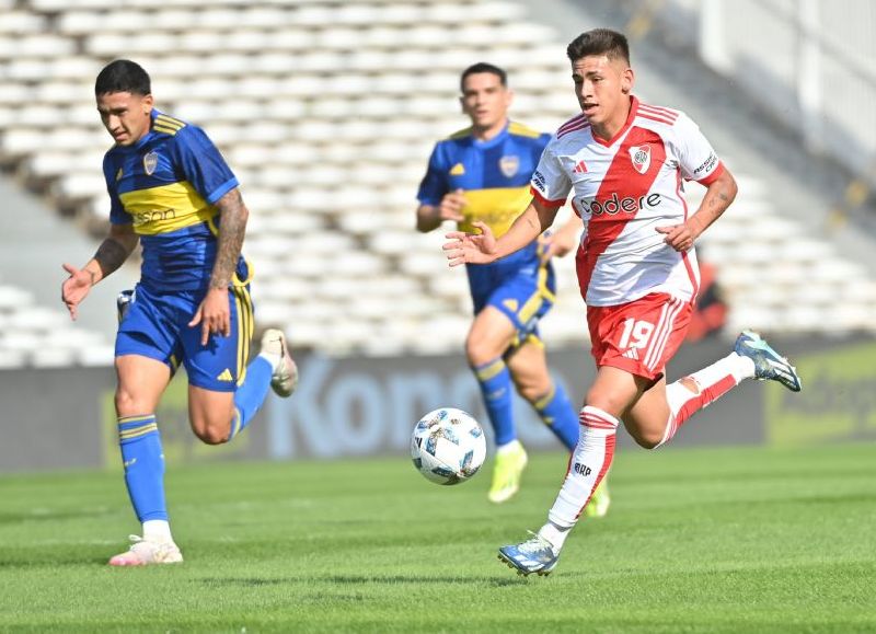 El Xeneize, cuarto de la Zona B, le ganó 3-2 al Millonario, líder de la Zona A, por los cuartos de final en el Estadio Mario Alberto Kempes y se medirá en semis con Estudiantes.