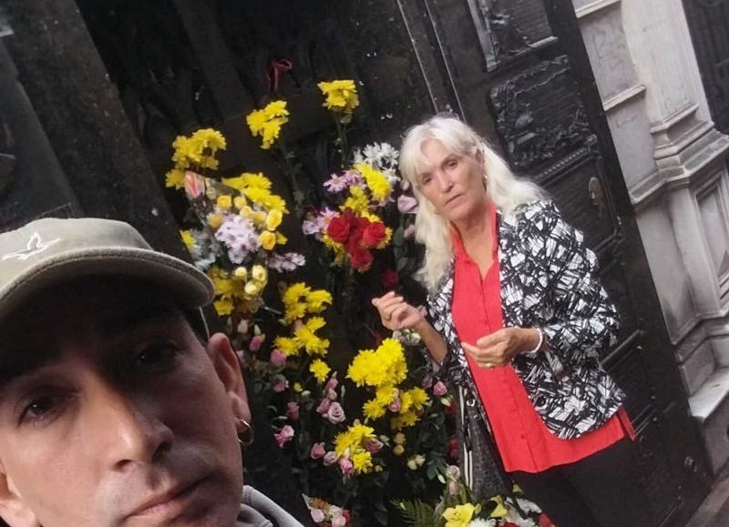 La presidente de Nuevo País, Mercedes Landa, en el Cementerio de la Recoleta, junto a su hijo.
