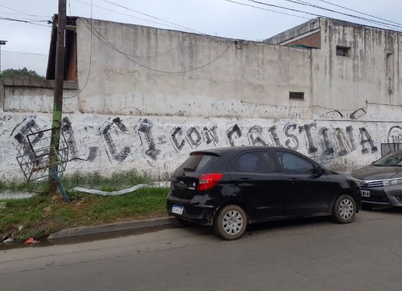 Mientras los clubes de Fútbol hacen campaña para erradicar los barras, La Cámpora de Rodríguez y Selci en Hurlingham los contratan para sus pintadas políticas.