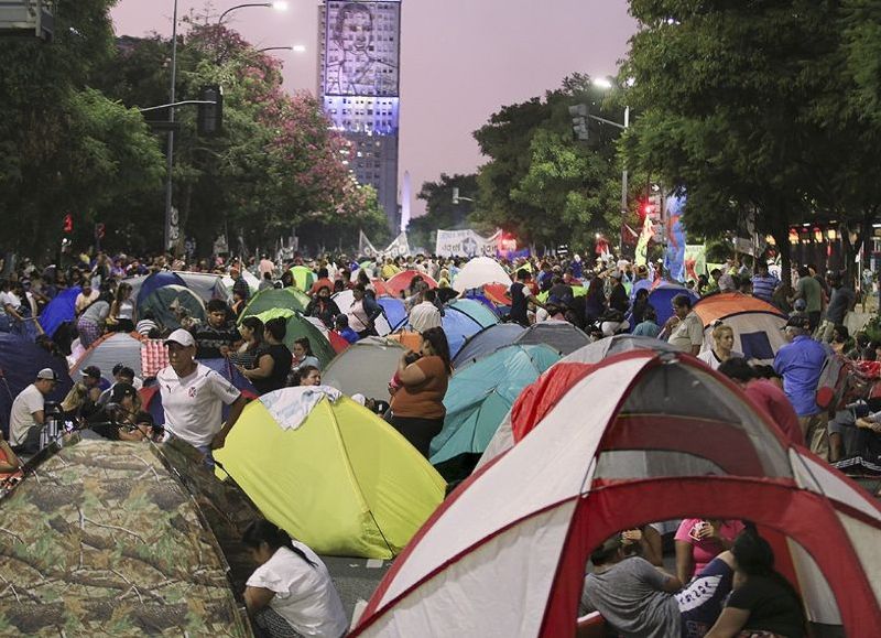 Las organizaciones sociales nucleadas en el bloque Unidad Piquetera (UP) anunciaron acamparán el miércoles frente al Ministerio de Desarrollo Social con la consigna "por una Navidad sin hambre".