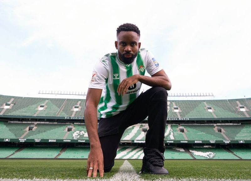 El delantero congoleño se ha entrenado esta mañana por primera vez como verdiblanco y podría estrenarse el domingo ante el Alavés o el jueves en Zagreb