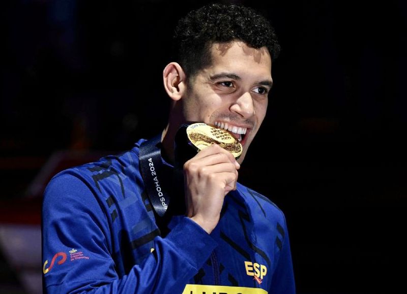 Después de una plata en los 100 metros espalda, ofrece una exhibición en los 200 metros y se convierte en el cuarto campeón mundial de la historia de España.