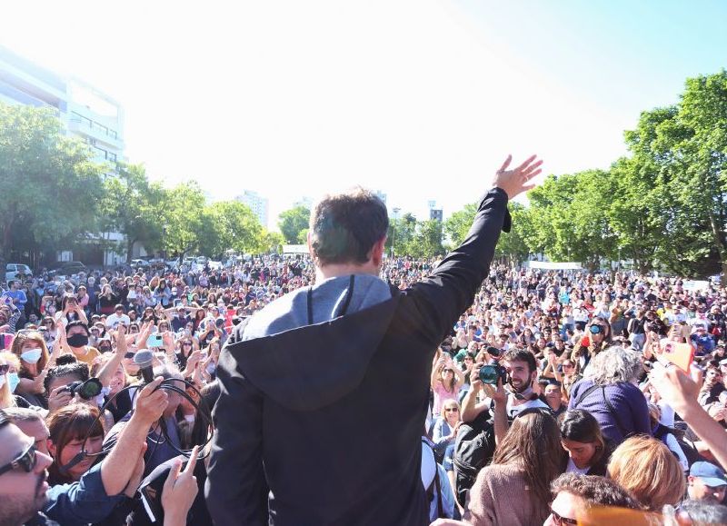 Axel Kicillof compartió una mateada con vecinos y vecinas en la Plaza Malvinas Argentinas.