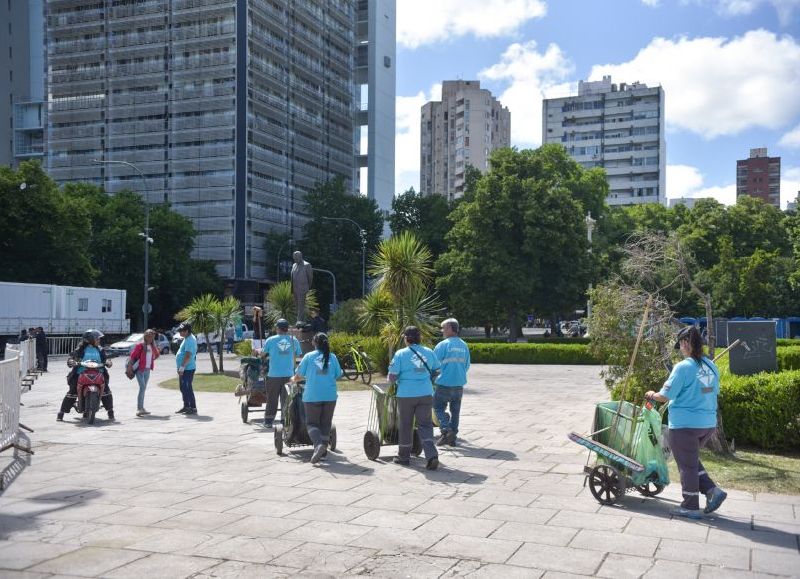El operativo de limpieza incluyó barrido y recolección de residuos en las calles y áreas verdes cercanas a la Plaza Moreno.