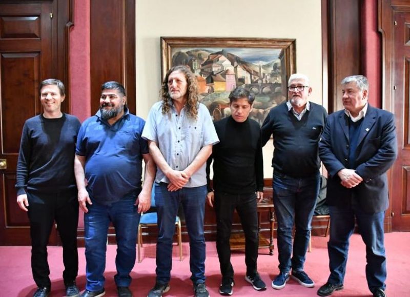 El gobernador Axel Kicillof, mantuvo una reunión con dirigentes sindicales que representan a los trabajadores del Astillero Río Santiago (ARS).