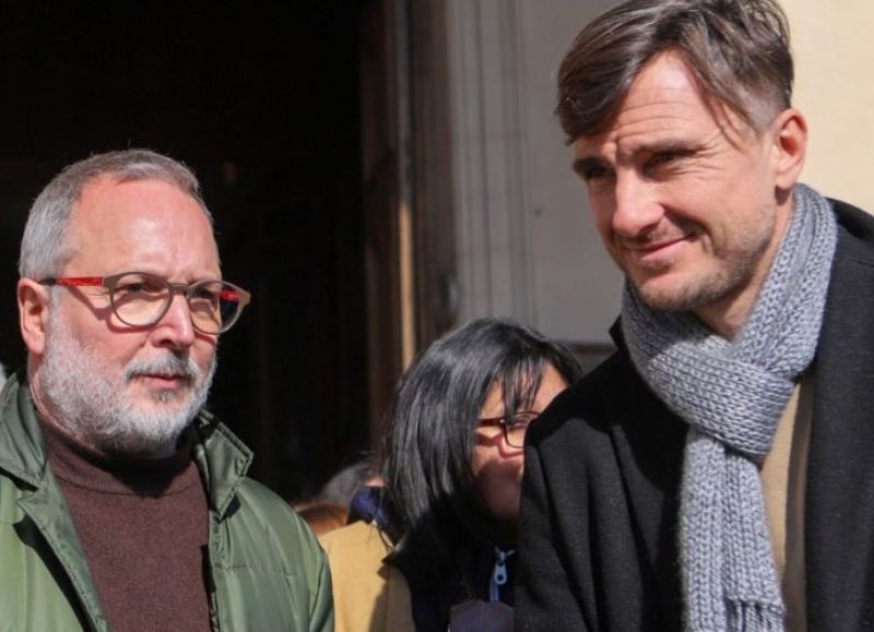 Lucas Ghi y Martín Sabbatella mantienen un diálogo estratégico mientras crecen las tensiones.