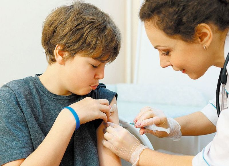El gobernador de la provincia de Buenos Aires, Axel Kicillof, visitó el operativo de vacunación emplazado en la UTN de Morón, una de las postas en las que comenzó hoy la inmunización contra el Covid-19 de menores de entre 3 y 11 años.