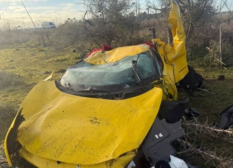 VIDEO | Milagro en una rotonda de San Vicente: destrozó una Ferrari y salió caminando