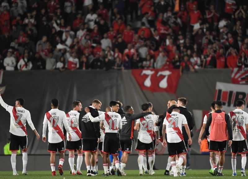 Con goles de Miguel Borja, Pablo Solari, Esequiel Barco y Matías Suárez, el Millonario se floreó en el estadio Monumental y no pierde la ilusión en el torneo. Está a seis del puntero Atlético Tucumán