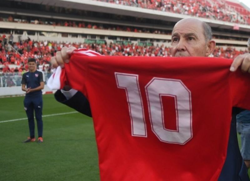 El estadio de Independiente pasó a llamarse a partir de este domingo Libertadores de América-Ricardo Enrique Bochini, en honor al histórico jugador del "Rojo" que descolló en los años 70 y 80.